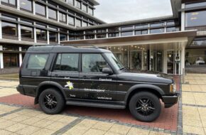 Een foto van de Jeep Discovery waarmee het college van Coevorden naar Assen reed